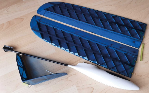 2694 Boo Slope Glider Holzbausatz in innovativer Sperrholzbauweise